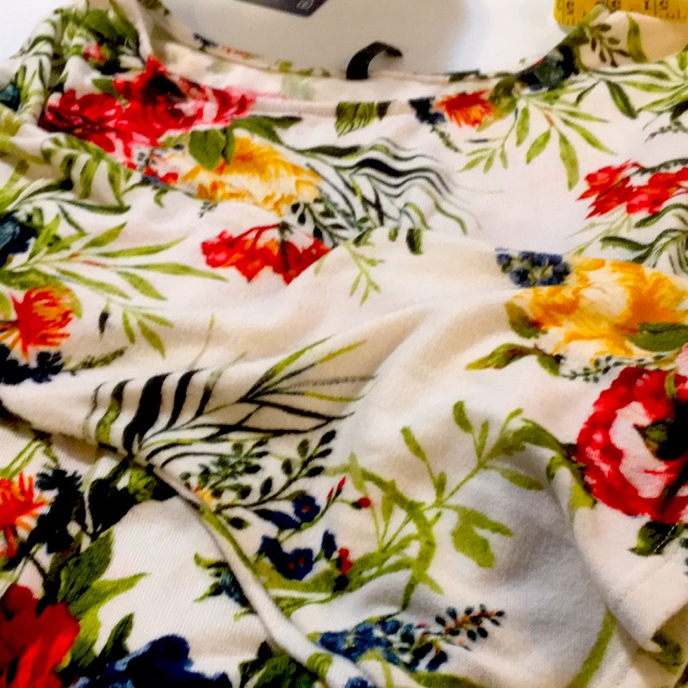 Womans SZ Large Top/Knit Sweater,Piphany, Pullover, Floral,Trumpet Sleeves EUC